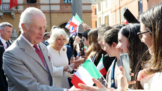 Re Carlo III saluta gli Italiani durante una visita ufficiale a Ravenna, accolto con bandiere italiane e britanniche