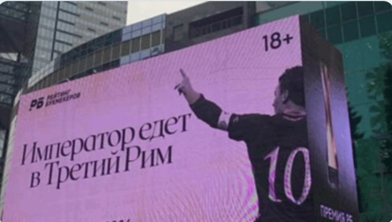 Maxi schermo a Mosca con Francesco Totti e la scritta in russo 'L’Imperatore va a Roma', simbolo della propaganda mediatica