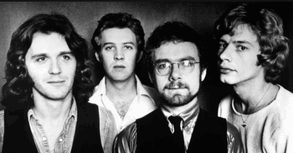 Foto in bianco e nero della band King Crimson, pionieri del rock progressivo britannico, in una delle formazioni storiche.