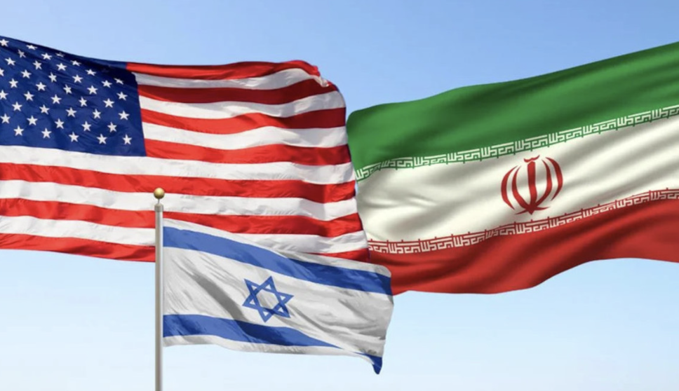 Bandiere di Stati Uniti, Iran e Israele: simbolo delle tensioni e dei delicati equilibri geopolitici tra Washington, Teheran e Tel Aviv