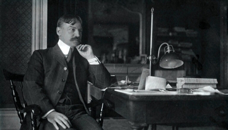 Julien Benda seduto alla scrivania, ritratto d’epoca del filosofo autore de “Il tradimento dei chierici”
