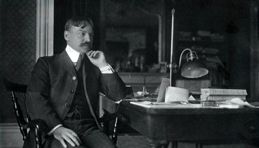 Julien Benda seduto alla scrivania, ritratto d’epoca del filosofo autore de “Il tradimento dei chierici”