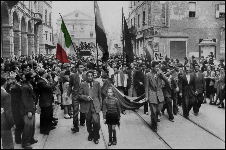 Corteo del 25 aprile in Italia: la memoria della Liberazione tra storia collettiva e ricordi familiari di libertà e resistenza