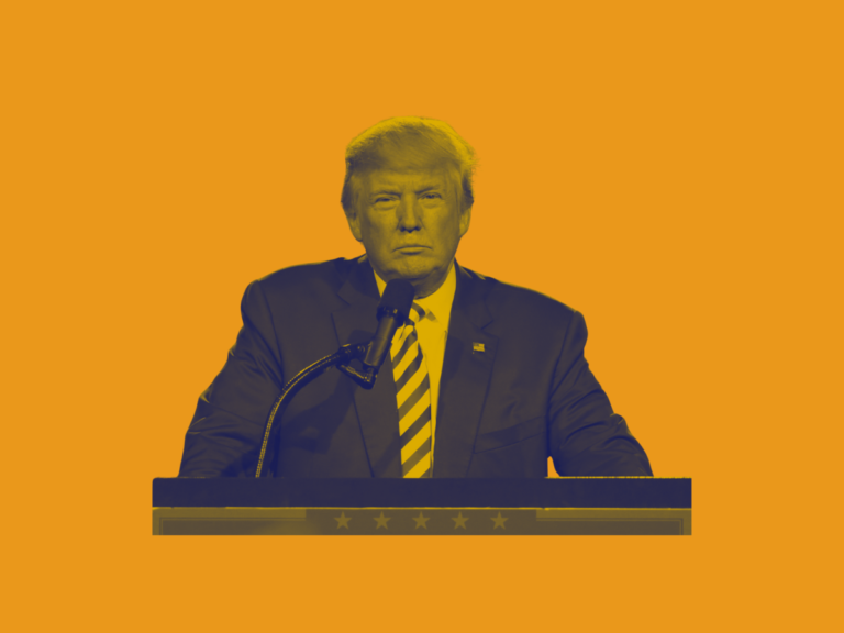 Donald Trump dietro un podio, immagine stilizzata su sfondo arancione, simbolo del dibattito sulla tenuta della democrazia liberale negli USA.