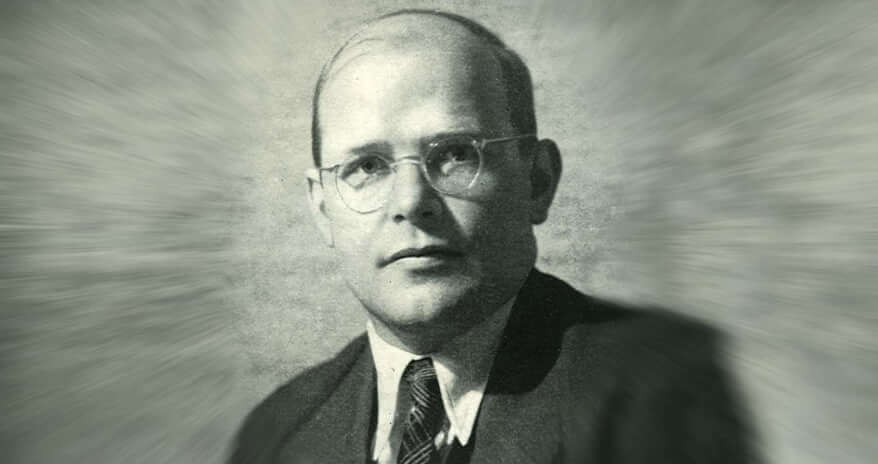 Ritratto in bianco e nero di Dietrich Bonhoeffer , con occhiali e abito formale.