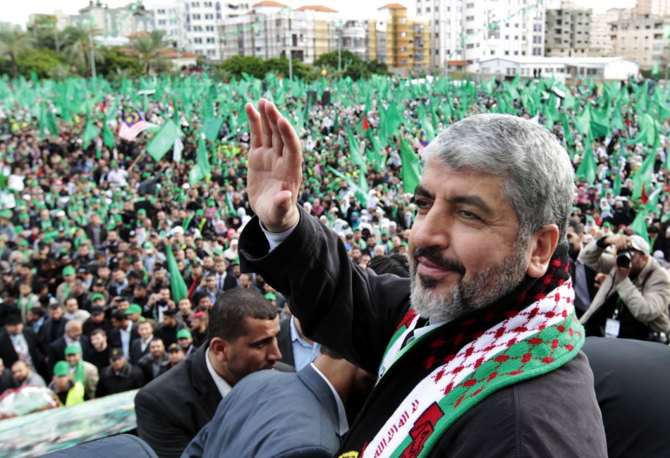Yahya Sinwar Leader di Hamas saluta la folla