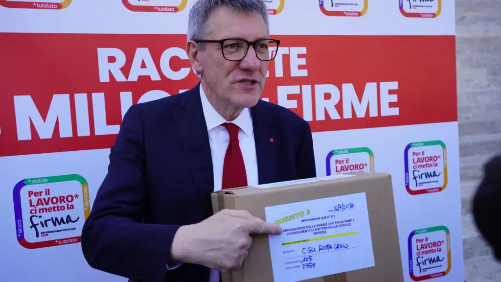 Maurizio Landini presenta le firme raccolte per i referendum sul lavoro promossi dalla CGIL