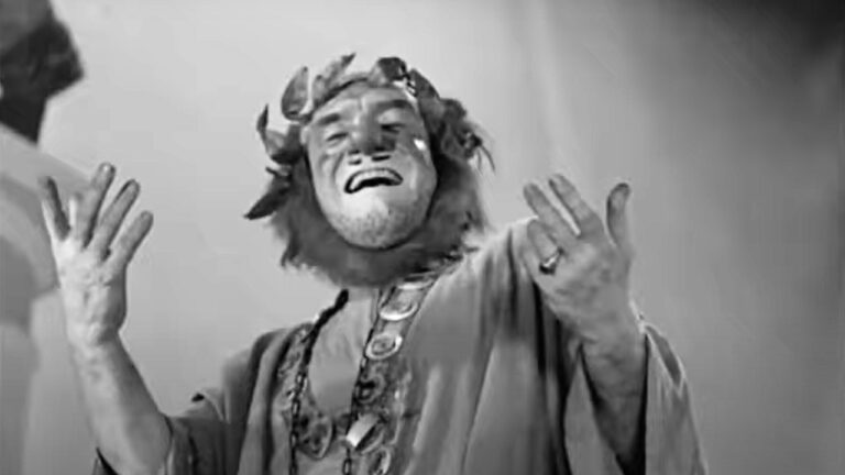 Figura grottesca in costume teatrale: allegoria visiva del fascismo eterno che si traveste da espressione culturale innocua