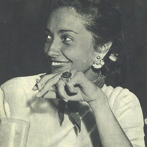Ritratto in bianco e nero di una donna