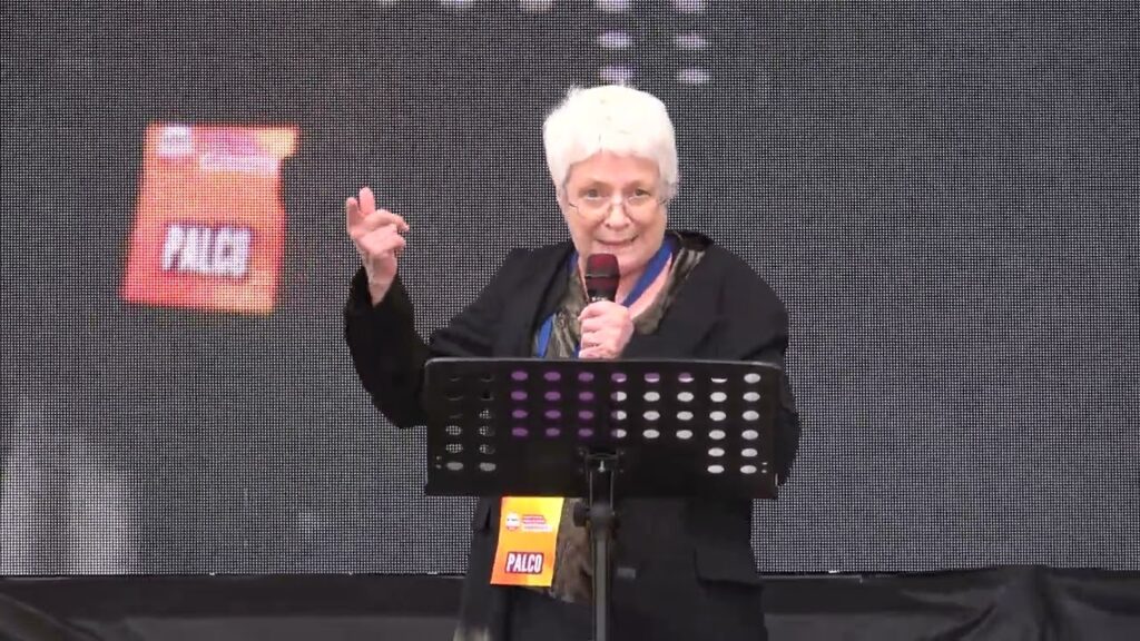 Barbara Spinelli parla dal palco durante un evento pubblico