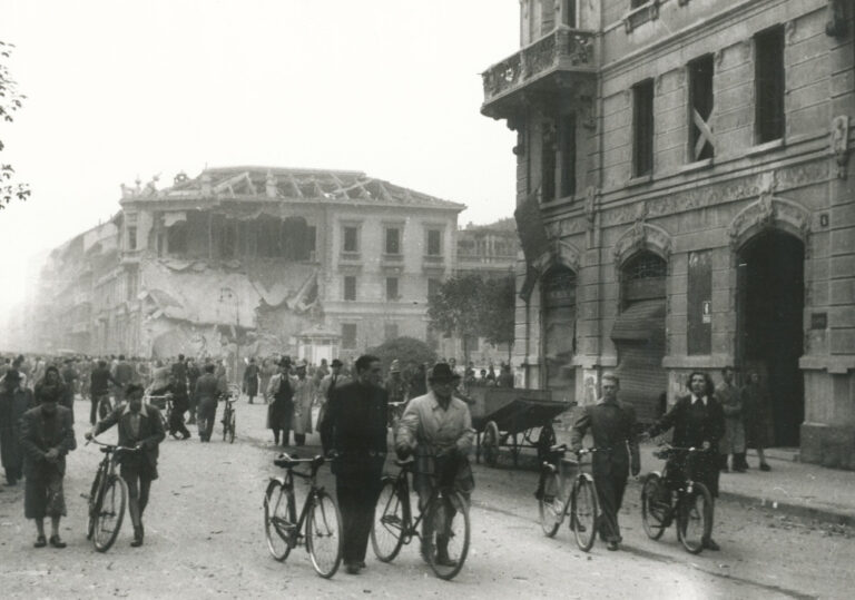 Cittadini in strada dopo la Liberazione del 1945: immagine simbolica di unità e rinascita oltre le divisioni del 25 aprile