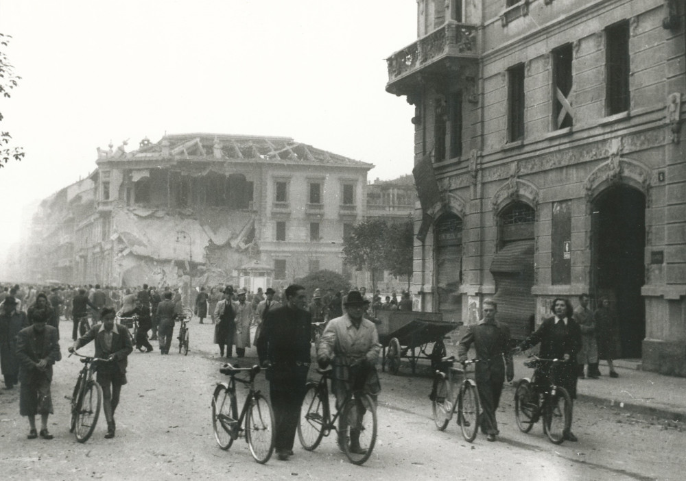 Cittadini in strada dopo la Liberazione del 1945: immagine simbolica di unità e rinascita oltre le divisioni del 25 aprile