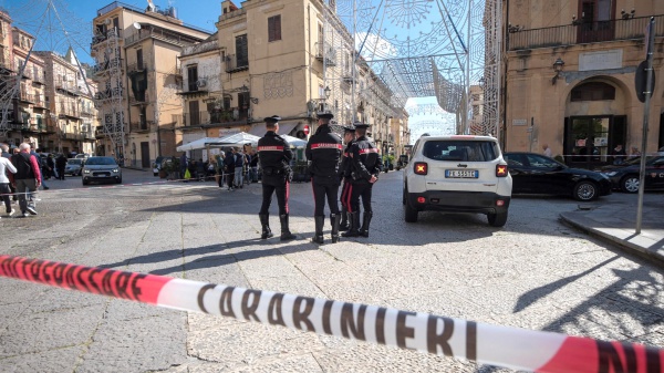 Carabinieri presidiano l'area transennata a Monreale dopo la strage, scena del crimine e indagini in corso