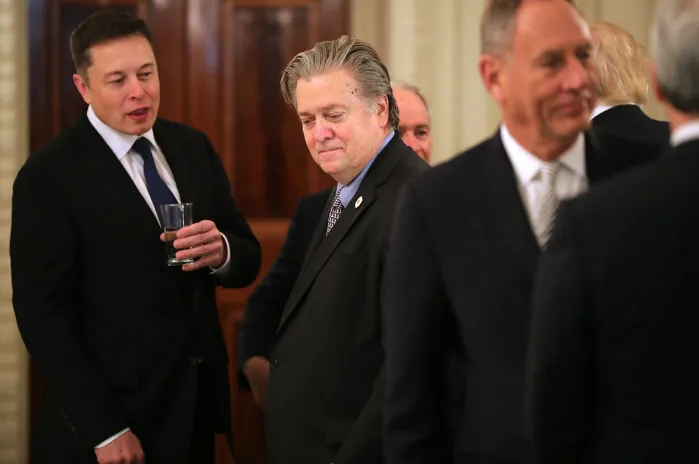 Steve Bannon a un evento formale tra altri esponenti conservatori, simbolo delle strategie comunicative del movimento MAGA