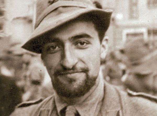 Partigiano italiano durante la Resistenza: simbolo di impegno cristiano e lotta per la libertà contro il fascismo