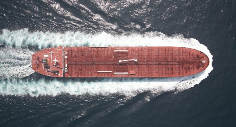 Veduta aerea di una grande petroliera in navigazione, simbolo delle rotte marittime segrete legate alla flotta ombra russa