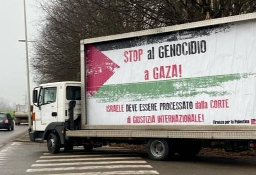 Camion con scritta “Stop al genocidio a Gaza”: esempio di retorica che accusa Israele e ridisegna la mappa morale del Novecento